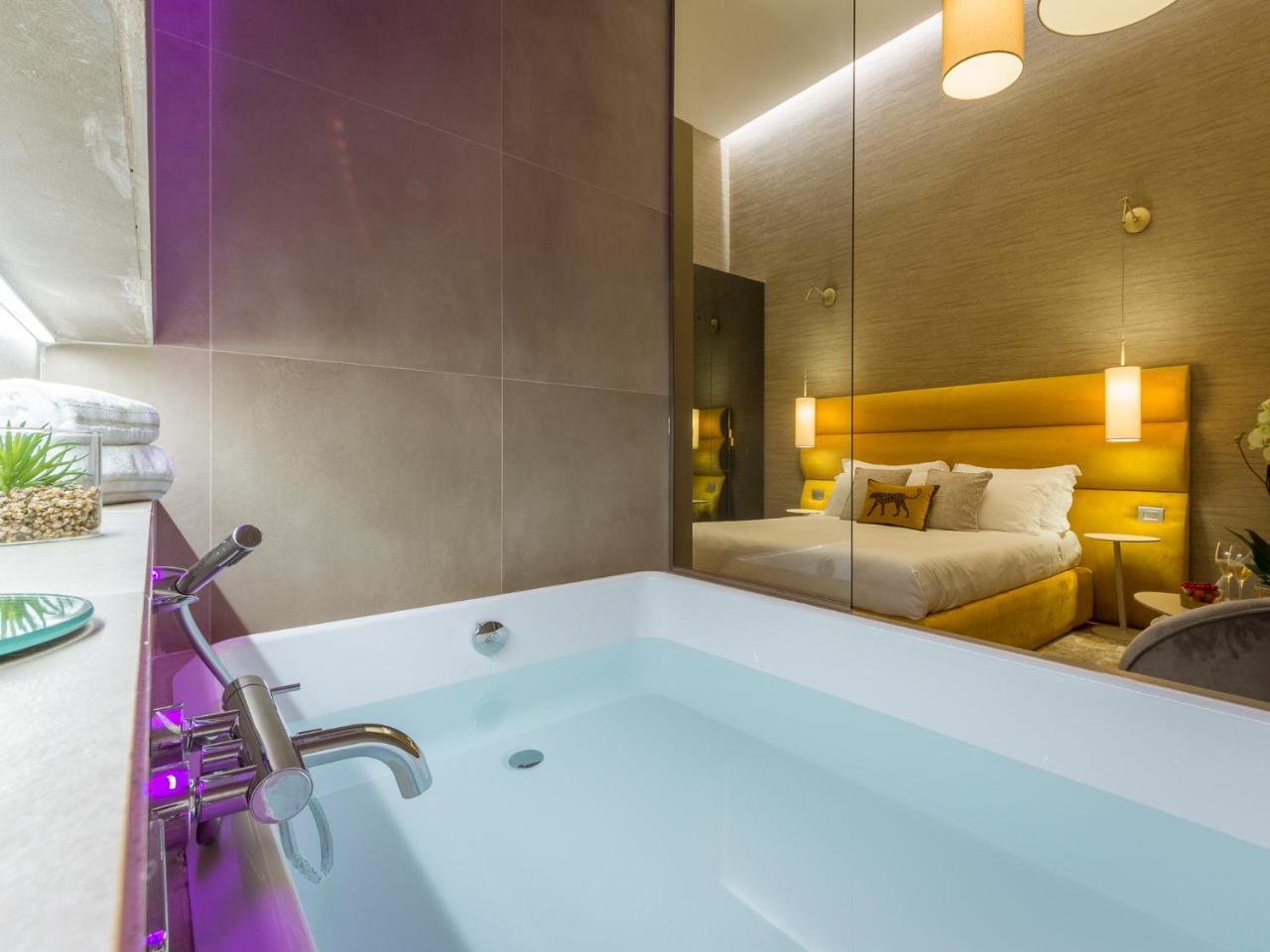 Deluxe Double Room Bath